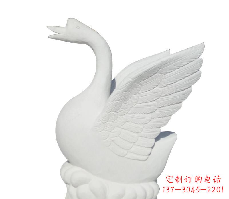 长春汉白玉雕刻的精美天鹅雕塑