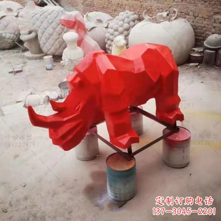 长春红色几何切面抽象犀牛雕塑
