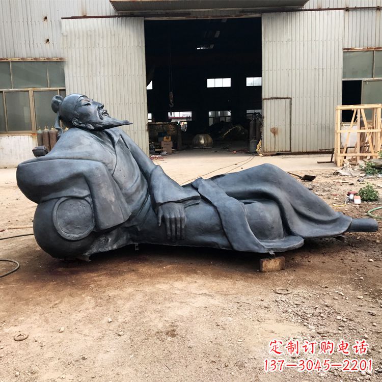 长春李白醉卧铜雕塑,抒写出豪迈之气