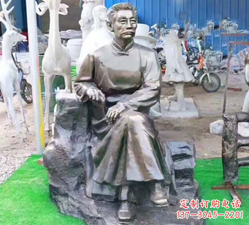 长春鲁迅铜雕塑,铸就永恒传奇