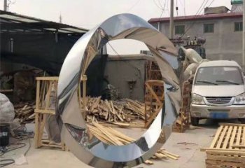 长春镜面不锈钢几何圆环雕塑，经典永恒之美