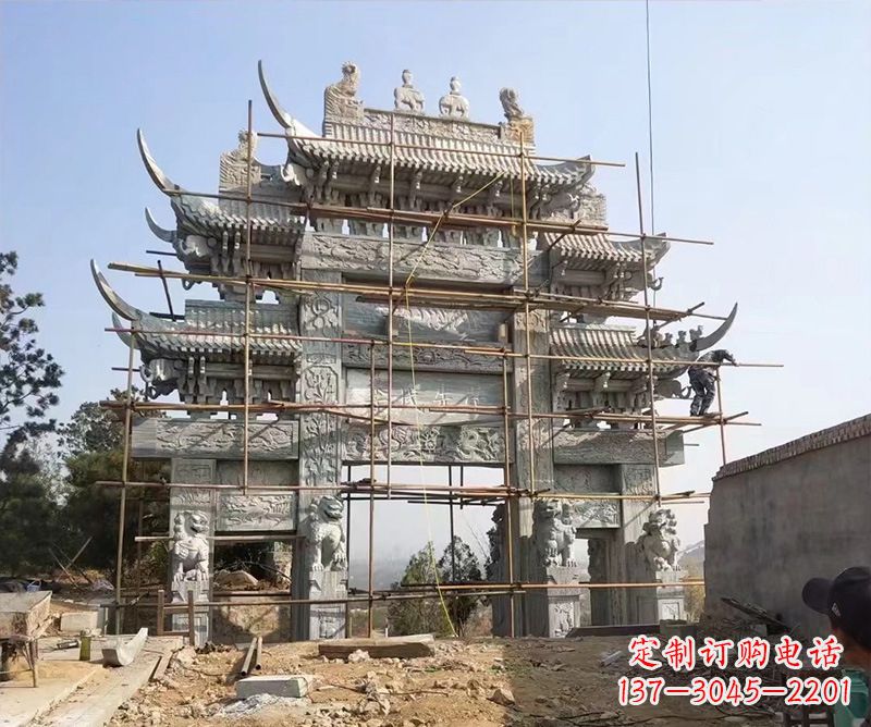 长春石牌坊外东侧的龙凤雕塑