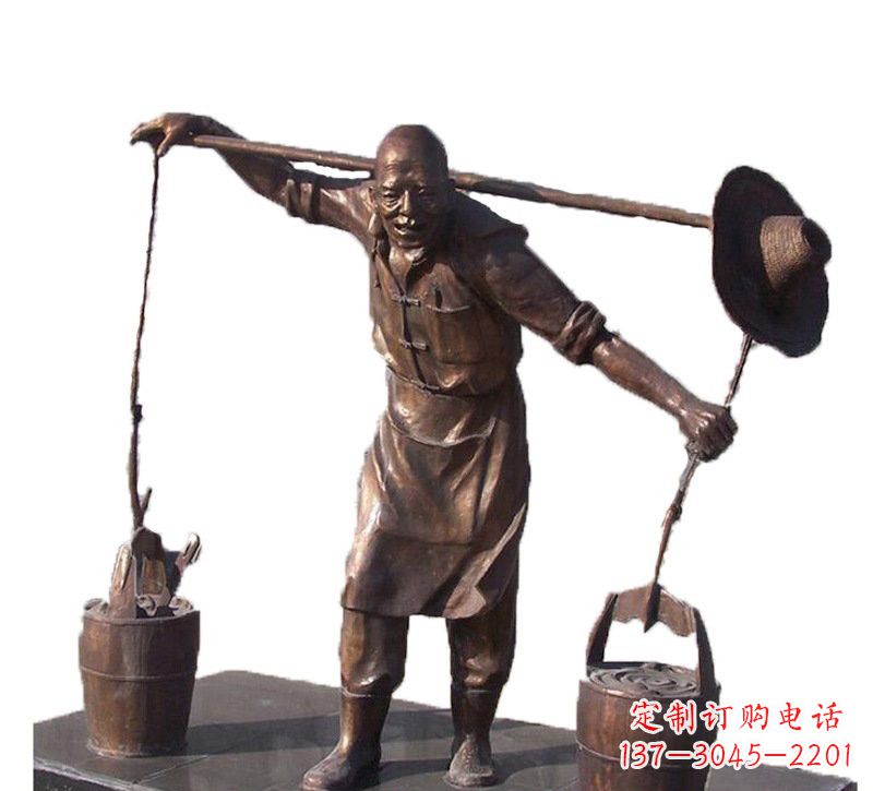 长春挑扁担的老人铜雕
