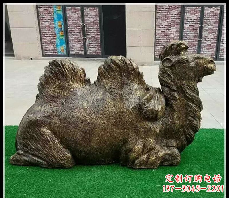 长春卧在草地的骆驼铜雕