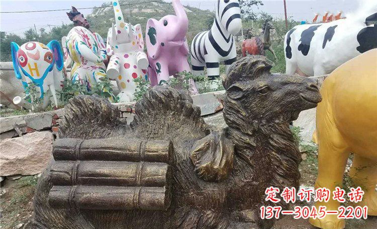 长春卧着的骆驼动物铜雕 (2)