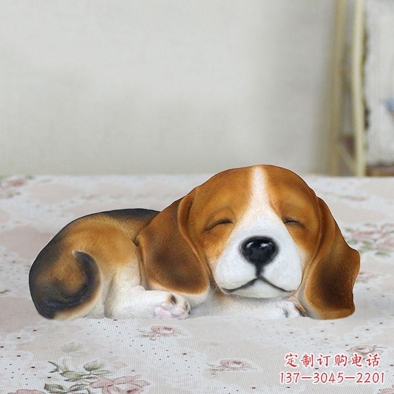 长春卧姿比格犬仿真雕塑,睡觉的小狗狗是内美陈动物雕塑摆件