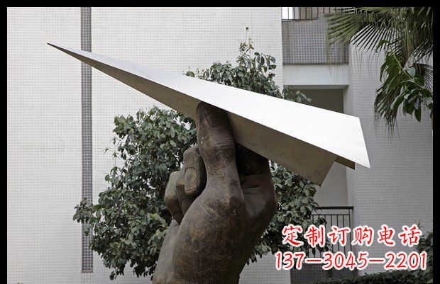 长春小区不锈钢手拿纸飞机雕塑