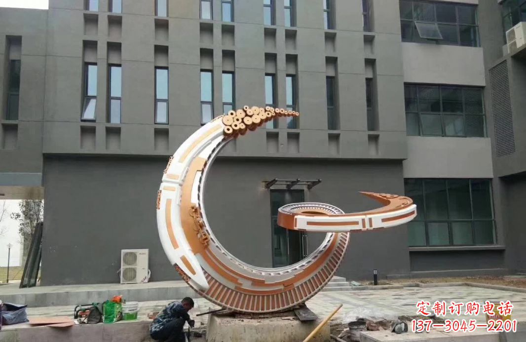 长春小区抽象不锈钢月亮雕塑
