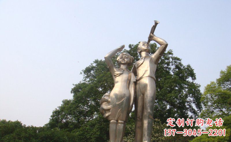 长春校园吹军号敬礼的小学生人物景观铜雕