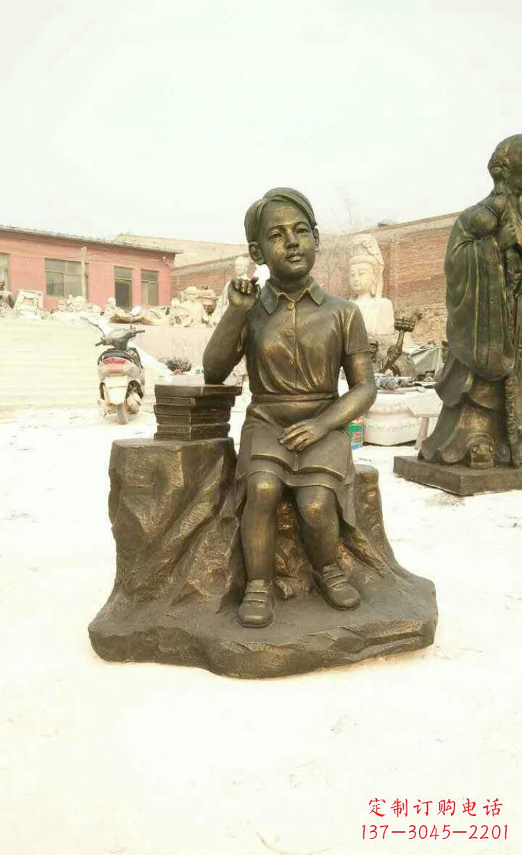 长春校园看书思考的学生铜雕