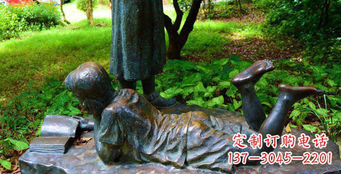 长春校园趴着看书的小男孩人物铜雕