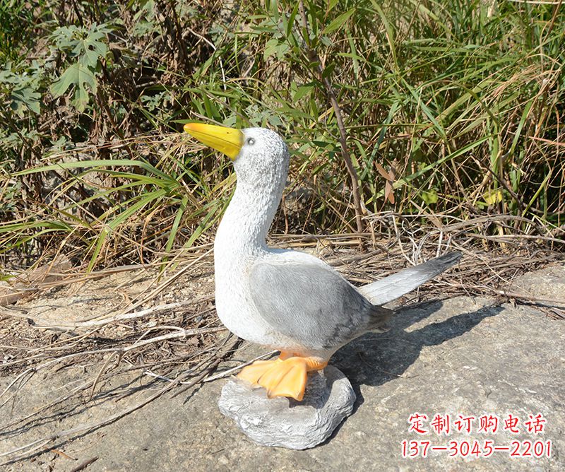 长春学校雕塑和平鸽