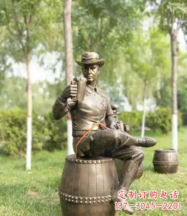 长春坐酒桶喝啤酒的牛仔铜雕